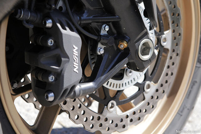 Kawasaki ZZR1400: Supernopea matkasohva