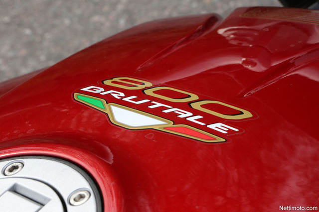 MV Agusta Brutale 800: Etupyörän nostattaja MV Agusta Brutale 800: Etupyörän nostattaja