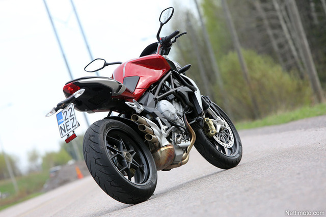 MV Agusta Brutale 800: Etupyörän nostattaja