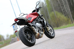 MV Agusta Brutale 800: Etupyörän nostattaja