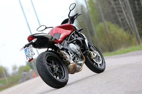 MV Agusta Brutale 800: Etupyörän nostattaja
