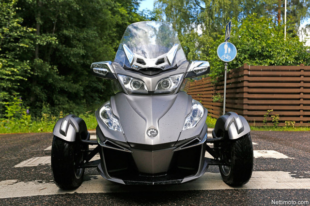Can-Am Spyder RT – Moottorikelkka kuivalla maalla Can-Am Spyder RT – Moottorikelkka kuivalla maalla