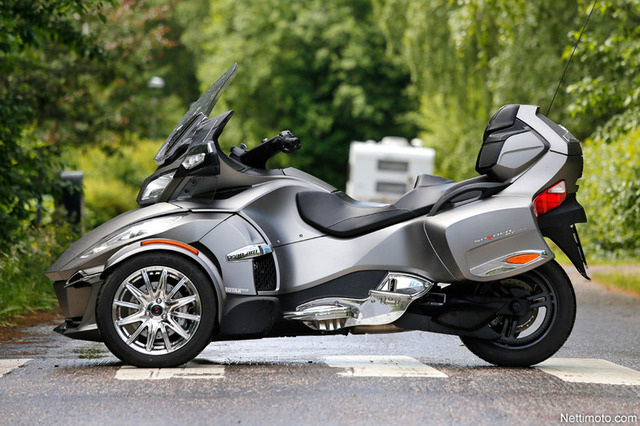 Can-Am Spyder RT – Moottorikelkka kuivalla maalla