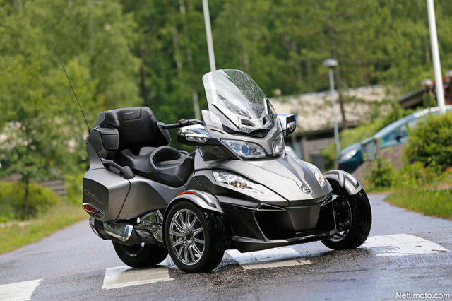 Can-Am Spyder RT – Moottorikelkka kuivalla maalla Can-Am Spyder RT – Moottorikelkka kuivalla maalla