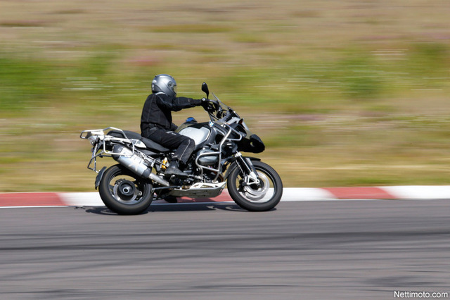 BMW R1200 GS Adventure – Reissulle, ravalle ja radalle BMW R1200 GS Adventure – Reissulle, ravalle ja radalle