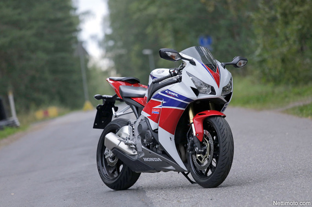 Honda CBR1000RR Fireblade – Salonkikelpoinen Supersport
