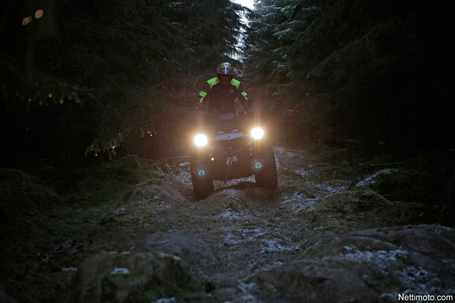 Can-Am Outlander – Metsämörkö neljällä tai kuudella pyörällä Can-Am Outlander – Metsämörkö neljällä tai kuudella pyörällä