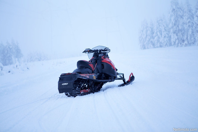 Lynx Rave RE 800R – Valmis kilparadalle Lynx Rave RE 800R – Valmis kilparadalle