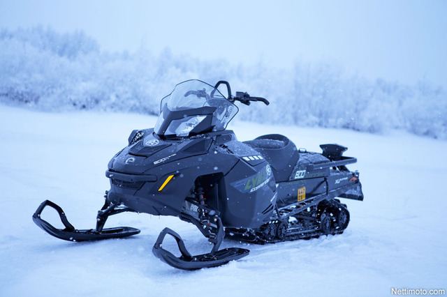 Lynx Xtrim Commander 800R – Panssarivaunu vai herhiläinen? Lynx Xtrim Commander 800R – Panssarivaunu vai herhiläinen?