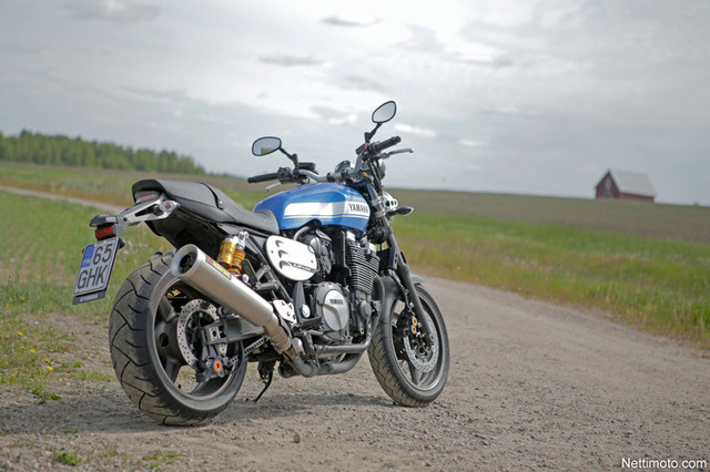 Yamaha XJR1300 – Retronaku ja powercruiser