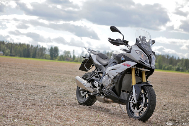 BMW S1000XR – Voimaa uhkuva seikkailija