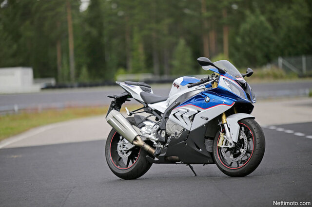 Superpyörävertailu – BMW S1000RR ja Yamaha YZF-R1