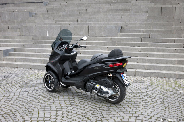 Piaggio MP3 – Kolmipyöräinen, silti kuin kaksipyöräinen Piaggio MP3 – Kolmipyöräinen, silti kuin kaksipyöräinen