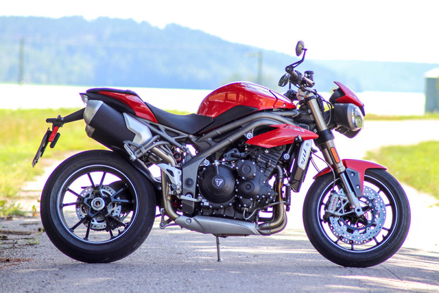 Triumph Speed Triple – Supernaku sumuisilta saarilta Triumph Speed Triple – Supernaku sumuisilta saarilta