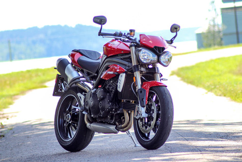 Triumph Speed Triple – Supernaku sumuisilta saarilta