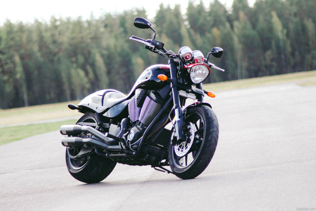 Victory Hammer S – Leveäperäinen sportticruiseri