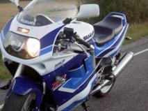 Suzuki GSX 1100 R - sporttivaari