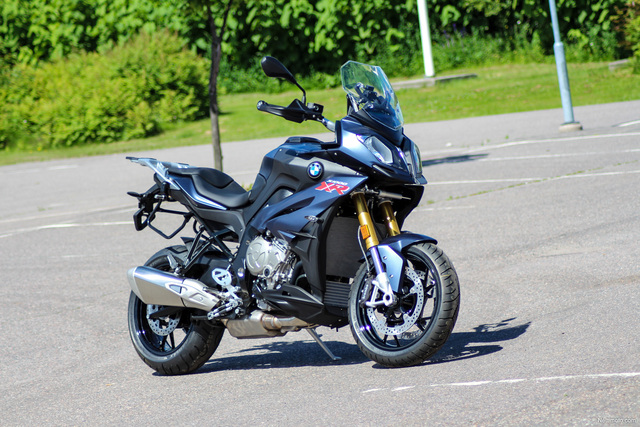 BMW S1000XR – Adventure ja rataohjus törmäyskurssilla