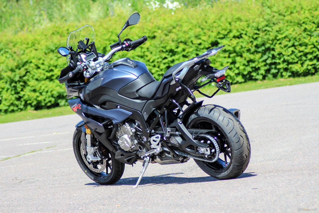 BMW S1000XR – Adventure ja rataohjus törmäyskurssilla BMW S1000XR – Adventure ja rataohjus törmäyskurssilla