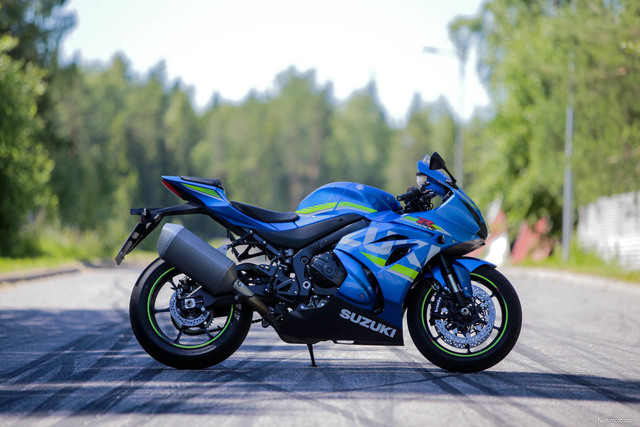 Suzuki GSX-R1000 – Katujen kuninkaan takinkääntö Suzuki GSX-R1000 – Katujen kuninkaan takinkääntö