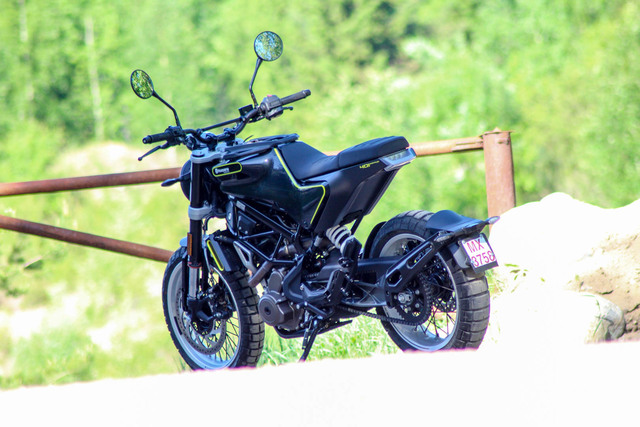 Husqvarna Svartpilen 401 – Notkea nurkkapatriootti Husqvarna Svartpilen 401 – Notkea nurkkapatriootti