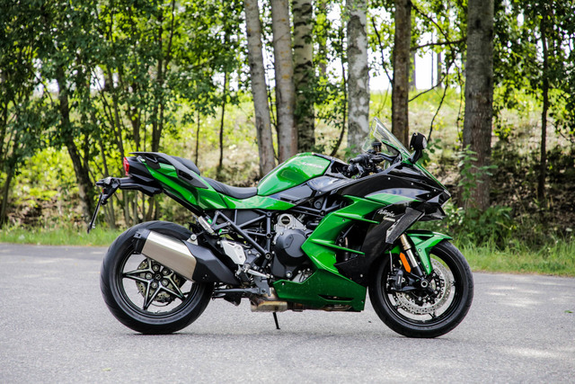 Kawasaki H2 SX – Infernaalisen ripeä reissupyörä Kawasaki H2 SX – Infernaalisen ripeä reissupyörä