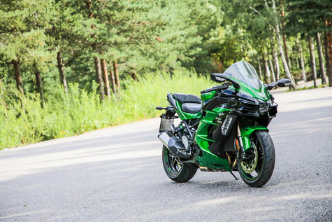 Kawasaki H2 SX – Infernaalisen ripeä reissupyörä