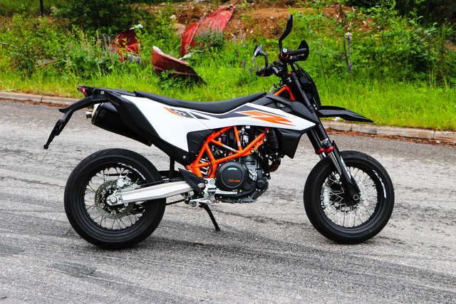 KTM 690 SMC R – Syntynyt sikailemaan KTM 690 SMC R – Syntynyt sikailemaan