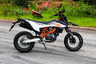 KTM 690 SMC R – Syntynyt sikailemaan