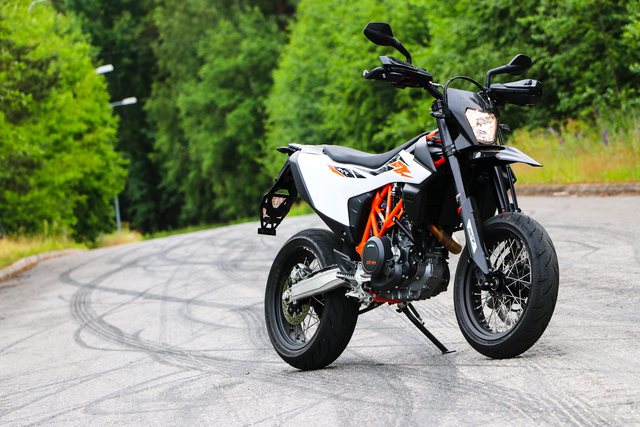 KTM 690 SMC R – Syntynyt sikailemaan
