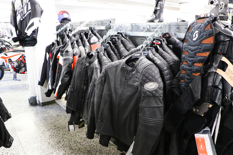 Varusteilla on väliä – mitä moottoripyörän ajokamat maksavat?