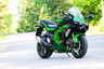Kawasaki H2 SX SE – Peto tuulipuvussa