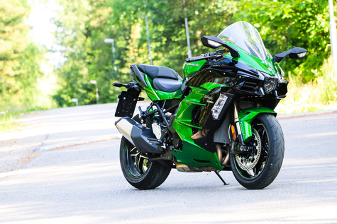 Kawasaki H2 SX SE – Peto tuulipuvussa