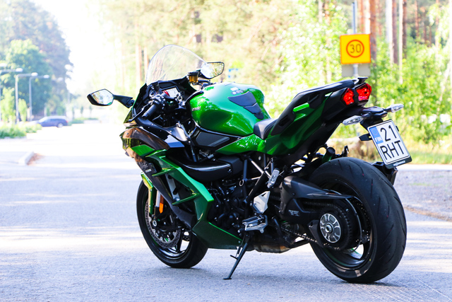 Kawasaki H2 SX SE – Peto tuulipuvussa Kawasaki H2 SX SE – Peto tuulipuvussa