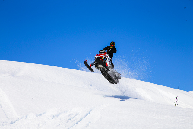 Polaris 850 RMK Khaos – Äärimmäinen puuterinpöllyttäjä