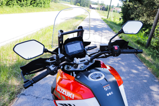 Suzuki V-Strom 1050XT – Mukavuudenhaluisille asfalttiseikkailijoille Suzuki V-Strom 1050XT – Mukavuudenhaluisille asfalttiseikkailijoille