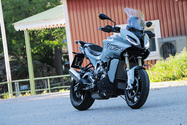 BMW S1000XR – Sporttiadventuren pehmeämpi olemus