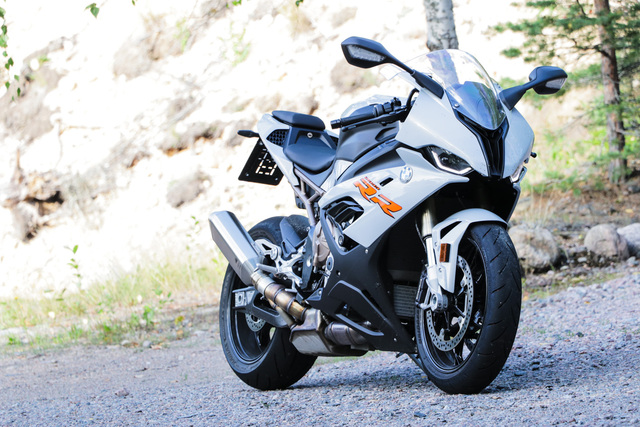 BMW S1000RR – Astetta ratakireämpään suuntaan