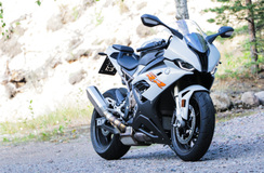 BMW S1000RR – Astetta ratakireämpään suuntaan