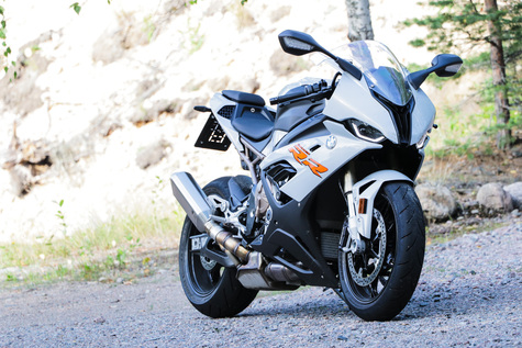 BMW S1000RR – Astetta ratakireämpään suuntaan