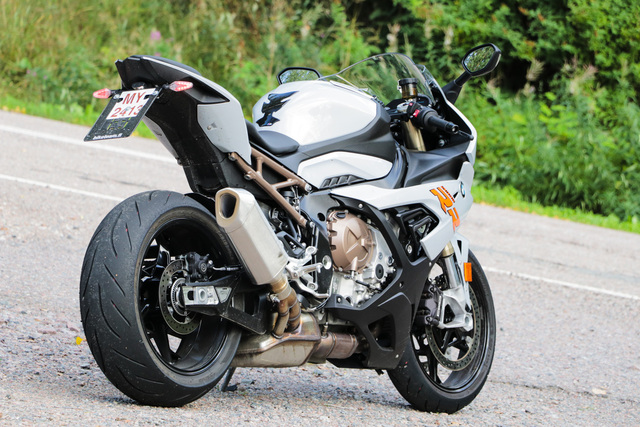 BMW S1000RR – Astetta ratakireämpään suuntaan BMW S1000RR – Astetta ratakireämpään suuntaan