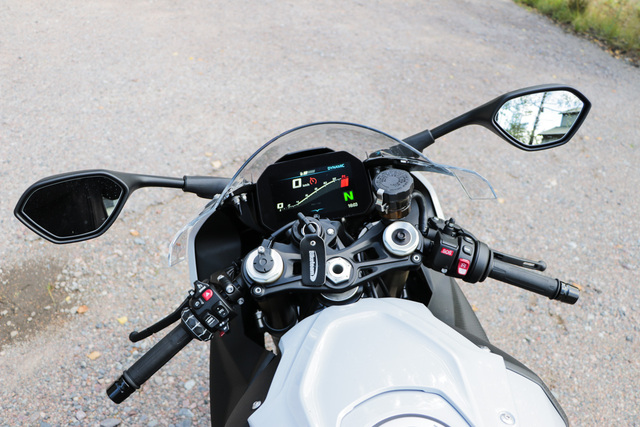 BMW S1000RR – Astetta ratakireämpään suuntaan BMW S1000RR – Astetta ratakireämpään suuntaan