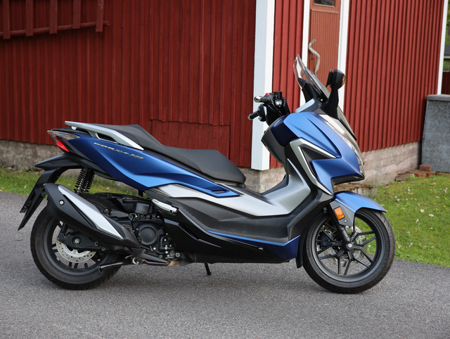 Honda Forza 350 – Ketterä kaupunkisukkula Honda Forza 350 – Ketterä kaupunkisukkula