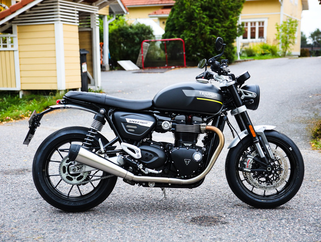 Triumph Speed Twin – Retroisa ratakettu Triumph Speed Twin – Retroisa ratakettu