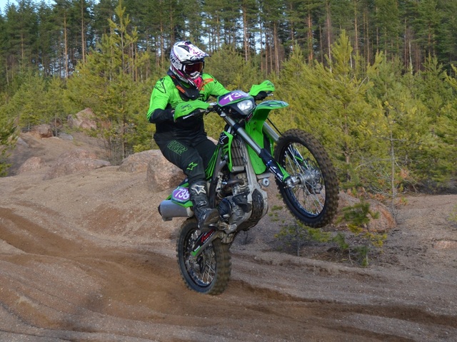 Onko tässä tämän hetken paras enduromoottoripyörä? Tanja Kaitaisen valinta on Kawasaki KX250XC