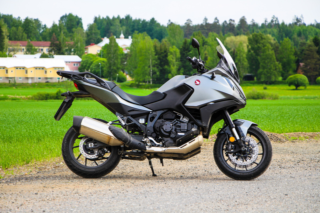 Honda NT 1100 DCT – Menevä ja mukava matkajuhta