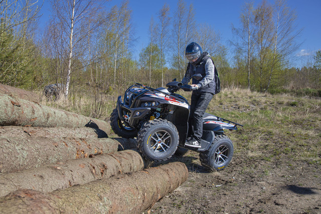 Pihatöihin, kuljetukseen, koulumatkalle... Access Motor -mönkijästä on moneksi Pihatöihin, kuljetukseen, koulumatkalle... Access Motor -mönkijästä on moneksi