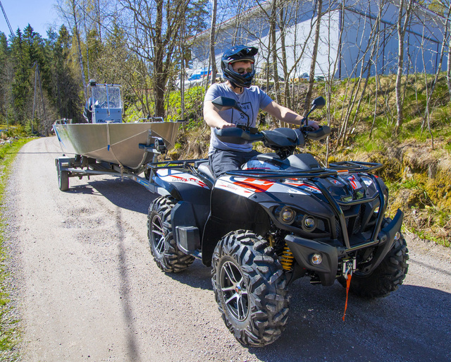 Pihatöihin, kuljetukseen, koulumatkalle... Access Motor -mönkijästä on moneksi