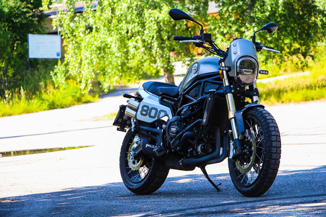 Benelli Leoncino 800 Trail – Hiekkateiden tyyliniekka