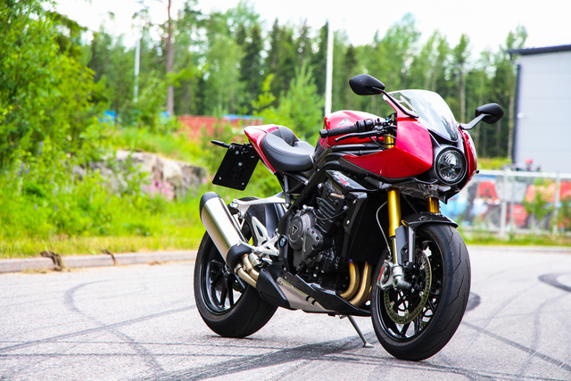 Triumph Speed Triple 1200 RR – Raikulipoika ja herrasmies